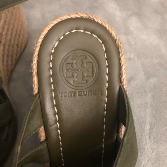 7 1/2 Tory Burch Banana Leaf Bailey Multi-Strap Wedges - Picture 6 of 6